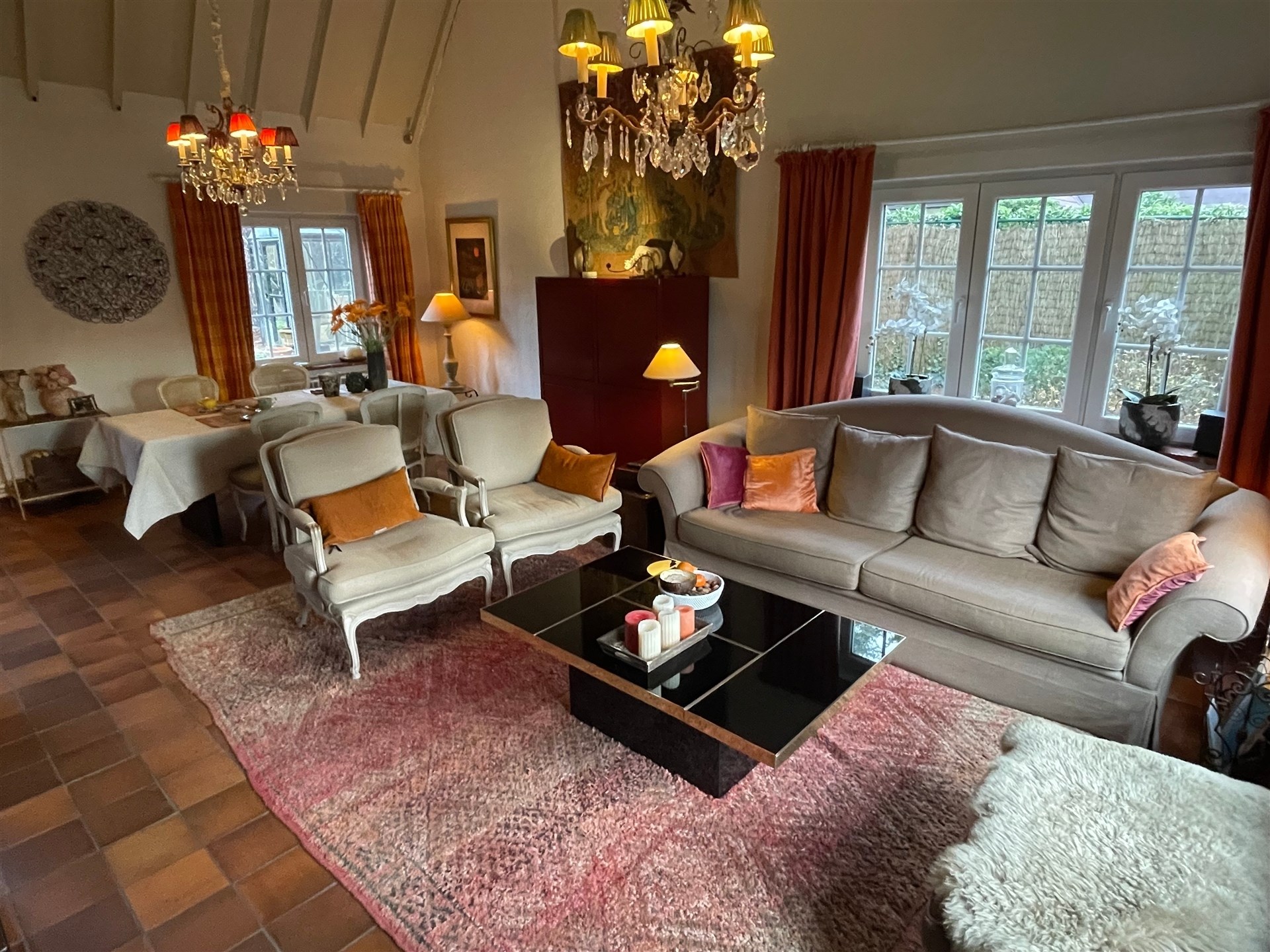 Prachtig midden in het groen gelegen villa in landelijke stijl met tuin en garage. - foto 2