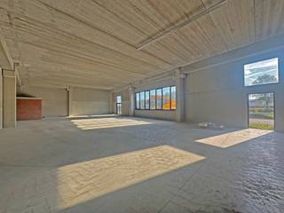 In de <strong>Pantserschipstraat</strong> bieden wij een <strong>recent opgetrokken nieuwbouwloods</strong> aan die de perfecte combinatie vormt van <strong>strategische ligging, functionele indeling</strong> en <strong>toekomstgerichte uitbreidingsmogelijkheden.</strong> Dankzij de ligging vlak bij het centrum van Gent én de vlotte aansluiting met de belangrijkste invalswegen, is dit pand uitermate geschikt voor bedrijven die nood hebben aan bereikbare en kwalitatieve opslag- en werkruimte.<br /><br /><em><u>Beschikbare oppervlakte:</u></em>
<ul>
<li><strong>1.600 m² magazijnruimte op</strong> het gelijkvloers, uitgerust met <strong>2 automatische sectionale poorten</strong></li>
<li><strong>Extra magazijnruimte</strong> op het gelijkvloers voor uitbreiding of bijkomende activiteiten</li>
<li><strong>1ste verdieping</strong> met mogelijkheden voor <strong>kantoorinrichting</strong> of <strong>extra opslagruimte</strong> (bereikbaar via een autolift)</li>
</ul>
<em><u>Troeven van het pand:</u></em>
<ul>
<li><strong>Uitstekende ligging</strong>: op enkele minuten van het centrum van Gent en nabij de R40, E17 en E40</li>
<li><strong>Moderne nieuwbouwloods</strong>: duurzame constructie met flexibele indelingsmogelijkheden</li>
<li><strong>Efficiënt laden en lossen</strong>: luifel voorzien voor overdekte activiteiten</li>
<li><strong>Drijfkracht aanwezig</strong>: geschikt voor diverse industriële toepassingen</li>
<li><strong>Ruime parkeergelegenheid</strong>: voldoende plaatsen voor personeel en bezoekers</li>
<li><strong>Uitbreidingsmogelijkheden</strong>: combinatie van magazijn en kantoorruimte mogelijk, met aandacht voor toekomstige groei</li>
</ul>
<u><em>Geschikt voor:</em></u><br />Dit pand leent zich uitstekend voor <strong>logistieke activiteiten, distributie, lichte productie</strong> of bedrijven die een combinatie van <strong>opslag en kantoorruimte</strong> nodig hebben. Dankzij de moderne voorzieningen en flexibele opbouw kan het magazijn eenvoudig worden aangepast aan de specifieke behoeften van uw onderneming.<br /><br />Interesse of vragen over de mogelijkheden?<br />Neem gerust contact met <strong>Simon De goque</strong> op <u><em><strong>+32 473 37 55 50</strong></em></u> of <u><em><strong>simon.dg@kmovastgoed.be</strong></em></u> voor een vrijblijvend gesprek of een bezoek ter plaatse.<br />Wij denken graag met u mee over een oplossing op maat van uw onderneming.