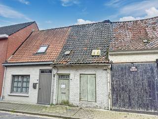 Deze woning ligt in het pittoreske kunstdorp Watou. De woning is totaal te renoveren en mag niet gesloopt worden. In de buurt vindt u diverse restaurants, een supermarkt en een marktpleintje.