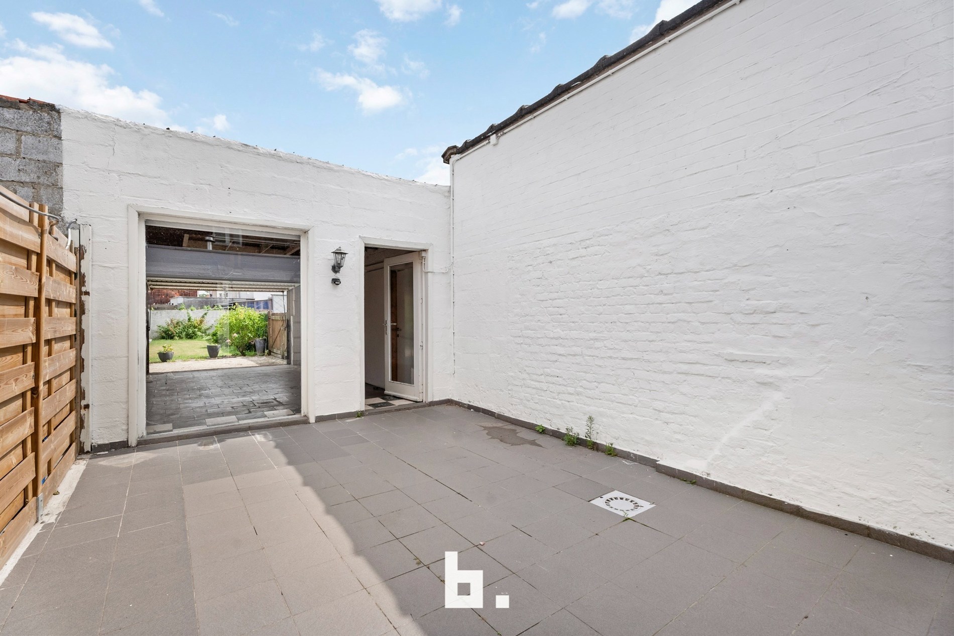 Op te frissen gezinswoning met zonovergoten tuin, garage en oprit/uitweg! - foto 5