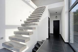 Deze ruime en lichtrijke driegevelwoning uit 2014, ideaal gelegen tussen Affligem en Ternat. Met maar liefst 250 m² bewoonbare oppervlakte op een perceel van 780 m² combineert deze woning ruimte, comfort en een bijzonder aangename ligging.<br /><br />Bij het binnenkomen zet de indrukwekkende inkomhal meteen de toon. De woning opent zich vervolgens naar een royale, open leefruimte met veel natuurlijk licht en een open keuken die naadloos aansluit op het geheel. Grote ruimtes en een open karakter zorgen hier voor een heerlijk gevoel van vrijheid.<br /><br />Ook buiten is het aangenaam vertoeven. Het ruime terras en de tuin vormen een mooie verlenging van de leefruimte, terwijl het bos achteraan voor een groene en rustige achtergrond zorgt. Dankzij de ruime oprit is er bovendien voldoende parkeergelegenheid.<br /><br />Indeling:<br /><br />Gelijkvloers:<br />+ Impressionante inkomhal<br />+ Gastentoilet<br />+ Lichtrijke, open leefruimte<br />+ Open keuken<br />+ Berging<br />+ Toegang tot het ruime terras en de tuin<br /><br />Eerste verdieping:<br />+ Slaapkamer 1: 16 m²<br />+ Slaapkamer 2: 16 m²<br />+ Ruime badkamer met douche en ligbad<br />+ Bureau- of bergruimte<br />+ Toilet<br /><br />Tweede verdieping:<br />+ Ruime en sfeervolle masterbedroom 52 m²<br />+ Open doucheruimte<br />+ Toilet<br /><br />Kelder:<br />+ Zeer ruime kelder met tal van mogelijkheden<br /><br />Extra troeven:<br />+ Maar liefst 250 m² bewoonbare oppervlakte<br />+ Achterliggend bos<br />+ Ruime oprit met voldoende parkeergelegenheid<br />+ Ideaal gelegen tussen Affligem en Ternat, nabij de E40<br />+ Veel natuurlijke lichtinval en royale leefruimtes<br /><br />Stedenbouwkundige inlichtingen in aanvraag. Watertoets: P score A , G score A.<br /><br />Contacteer Brian Rollier via brian.rollier@albert.immo of via 0472 98 02 27 voor meer info en een afspraak.<br /><br />Bij Albert kom je thuis!