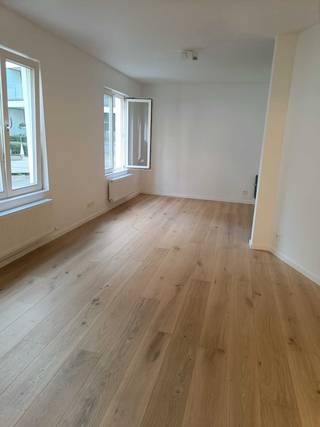 Op zoek naar een instapklare studio in hartje Gent? Deze volledig gerenoveerde studio van 43m² bevindt zich op het gelijkvloers van een kleinschalig gebouw en heeft alles in huis om meteen te overtuigen: veel natuurlijk licht, een warme parketvloer en een zuinig verbruik dankzij zonnepanelen. Alles wat Gent te bieden heeft – winkels, horeca, openbaar vervoer en cultuur – ligt letterlijk om de hoek. Met een Mobiscore van 9,5/10 is verplaatsen zonder wagen hier eenvoudig.<br /><br />GEEN IMMO