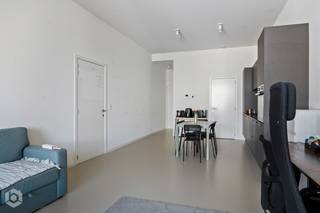 Op een uitstekende locatie te Mortsel bevindt zich dit kleinschalig project met slechts 5 eenheden. Duurzaamheid en kwaliteit worden gecombineerd met hoge plafonds en een ruimtelijk gevoel. Er is veel aandacht besteed aan kwaliteit, comfort en energie-efficiëntie. De appartementen zijn gerealiseerd volgens de meest recente energie- en isolatienormen en staan garant voor een duurzame en energiezuinige woonoplossing met een laag energieverbruik en een hoog wooncomfort. <br /><br />Bij het betreden van het appartement wordt u verwelkomt in een lichtrijke woonkamer waar de open keuken naadloos aansluit in het geheel. Deze is voorzien van kwalitatieve toestellen. Aansluitend beschikt u over een ruim, overdekt terras waar u steeds kan genieten van het mooie weer. Daarnaast beschikt u nog over een ruime berging / wasplaats. Via de nachthal bereikt u de slaapkamer met en-suite badkamer, uitgerust met een inloopdouche en dubbel lavabomeubel. Het toilet is apart. <br />Ten slotte is er de binnentuin die zorgt voor een oase van rust wanneer u thuiskomt. Hier beschikt u over een extra berging die inbegrepen is in de prijs en is er nog een ruime fietsenstalling aanwezig. De parkeerplaats is bij aan te kopen aan €27.500<br /><br />Dankzij de kleinschaligheid van het project zijn de maandelijkse kosten beperkt en daarbovenop wordt het appartement verkocht onder registratierechten (2% of 12% bij investeerders in plaats van 21% BTW!). Dit appartement is meteen beschikbaar en kan onmiddellijk verhuurd worden om snel rendement te genereren.<br /><br />Dit is een uitstekende opportuniteit indien u opzoek bent naar een kwalitatief en energiezuinig appartement met terras te Mortsel. Contacteer ons voor meer informatie op 0480 66 14 77 of neem een kijkje op www.boonstravastgoed.be.<br /><br />Bijzonderheden:<br />- 1 slaapkamer<br />- Energiezuinig (label A+ = -39)<br />- Verkoop onder registratierechten (2% of 12%)