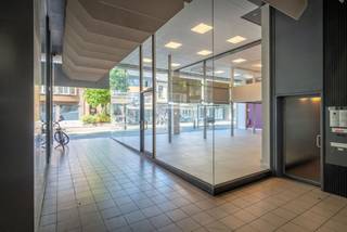 <p>Geef uw onderneming de zichtbaarheid die ze verdient. Deze commerciële ruimte aan De Merodelei 79 bevindt zich op een strategische locatie in Turnhout en biedt een uitstekende bereikbaarheid, veel passage en een professionele uitstraling.</p>
<p>De grote raampartijen aan de voorzijde zorgen niet alleen voor een aantrekkelijke etalagemogelijkheid, maar creëren tevens een aangename werkruimte met veel natuurlijke lichtinval. Hierdoor leent het pand zich perfect voor uiteenlopende professionele activiteiten, zoals een kantoor, adviespraktijk, showroom of boetiek.</p>
<p><strong>Indeling:</strong></p>
<p><strong>Gelijkvloerse verdieping</strong>: Het gelijkvloers omvat een ruime, lichtrijke handels- of kantoorruimte met tal van inrichtingsmogelijkheden. Daarnaast beschikt deze verdieping over een apart toilet.<br /><br /><strong>Entresolvloer</strong>: Op de entresolvloer bevindt zich een extra ruimte die flexibel kan worden ingevuld als bijvoorbeeld een kantoor of vergaderruimte. Een praktische berging zorgt bovendien voor extra opslag- of archiefmogelijkheden. <br /><br />Beide ruimtes zijn voorzien van airconditioning, wat bijdraagt aan een aangenaam werk- en verblijfsklimaat het hele jaar door.</p>
<p><strong>Troeven:<br /></strong>- Centrale ligging aan de De Merodelei<br />- Uitstekende commerciële zichtbaarheid<br />- Grote raampartijen met veel daglicht<br />- Geschikt voor diverse beroepsactiviteiten<br />- Onmiddellijk beschikbaar<br /><br />Direct gelegen nabij het station van Turnhout.<br /><br />Gemeenschappelijke kosten € 120,- per maand.</p>
<p>Of u nu een kantoor, praktijkruimte, showroom of handelszaak wenst uit te baten, dit pand biedt de nodige flexibiliteit om uw activiteiten optimaal te ontplooien.<strong></strong></p>
<p>Interesse in dit pand? Neem gerust contact op voor meer informatie of een bezichtiging ter plaatse.</p>