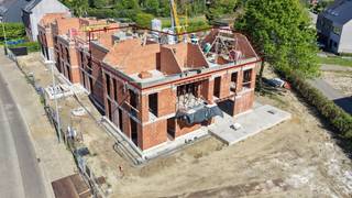 SCHRIEK grens Keerbergen.<br />BEZOEK HET PENTHOUSE na afspraak  <br />De werken zijn in uitvoering - oplevering 4/2027 - REEDS 80% VERKOCHT.<br />6% BTW mogelijk voor eigen enige woonst of verhuur (onder voorwaarden).<br />Penthouse van 141m² met terras van 8m² (3,20m x 2,50m) op het zuid-westen in het stijlvolle nieuwbouwproject ‘Hof ter Hooghe’ op de 2de verdieping met lift.<br />Zeer energiezuinig BEN-appartement (Bijna Energie Neutral) met warmtepomp geothermisch met vloerverwarming + vloerkoeling (geothermisch = grondboringen met grondwarmte = de meest energiezuinige verwarming) + zonnepanelen.<br />Op een uniek zuid gericht perceel van 27 are met mooie aangelegde tuin met 16 nieuwe loofbomen.<br />Gunstig gelegen in het centrum van Schriek, nabij de grens met Keerbergen, op wandelafstand van winkels, diensten, scholen, ontspanning en openbaar vervoer.<br />Omvat: inkomhal, ruime living 50m² met open volledig ingerichte keuken, terras 3,20m x 2,50m op het zuid-westen, 2 bergingen, 2 bad-of douchekamers, 3 slaapkamers (15,8m² - 15,2m² - 10m²), 2 wc’s.<br />Het project is tevens voorzien van een ruime gemeenschappelijke fietsenberging op het gelijkvloers, ondergrondse garageboxen en autostaanplaatsen, privé kelders, en een vuilnisberging in bijgebouw in achtertuin.<br />Verkoop BTW-stelsel - aankopen aan 6% BTW mogelijk onder voorwaarden op constructiewaarde - grondwaarde 12% registratie.<br />Stedenbouw info: omgevingsvergunning uitgereikt bouwen 13 appartementen - woongebied - niet gelegen in verkaveling - geen voorkooprecht ruimtelijke ordening - geen rechterlijke herstelmaatregel of bestuurlijke maatregel opgelegd - niet overstromingsgevoelig.