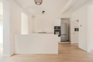 TE KOOP Instapklare en karaktervolle rijwoning gelegen in de Werkzaamheidstraat 61 te Oostende<br /><br />Op zoek naar een charmante woning aan zee, perfect als hoofdverblijf of tweede verblijf? Deze volledig gerenoveerde en instapklare rijwoning in het gegeerde Westerkwartier van Oostende combineert karakter, comfort en een uitstekende ligging.<br /><br />De woning beschikt over 2 volwaardige slaapkamers en een ruime ingerichte zolderkamer met een aangenaam loftgevoel, die perfect kan dienen als extra slaapkamer, bureau of hobbyruimte. Dankzij de doordachte renovatie geniet u van hedendaags wooncomfort in een sfeervol en karaktervol kader.<br /><br />Buiten kunt u heerlijk genieten van de zongerichte tuin, die bovendien voorzien is van een achtertoegang tot de woning, wat extra praktisch is voor fietsen, tuinmateriaal of een vlotte toegang.<br /><br />De ligging is een absolute troef: u woont hier in een niet-betalende parkeerzone en op wandelafstand van de zeedijk, het strand en diverse voorzieningen.<br /><br />Daarnaast scoort deze woning uitstekend op vlak van energie en administratieve troeven, met een gunstig EPC-attest, een laag kadastraal inkomen en een asbestvrij attest.<br /><br />Troeven van deze woning:<br />✔ Volledig gerenoveerd en instapklaar<br />✔ Karaktervolle rijwoning in het geliefde Westerkwartier van Oostende<br />✔ 2 volwaardige slaapkamers + ruime zolderkamer met loftgevoel<br />✔ Zongerichte tuin met achtertoegang<br />✔ 2 toiletten<br />✔ Gunstig EPC-attest<br />✔ Asbestvrij<br />✔ Laag kadastraal inkomen<br />✔ Gelegen in een niet-betalende parkeerzone<br />✔ Op wandelafstand van de zeedijk en het strand<br />✔ Ideaal als hoofdverblijf of tweede verblijf aan de Belgische kust<br /><br />Een charmante en zorgeloze woning waar u meteen kunt intrekken en volop kunt genieten van het leven aan zee.<br /><br />Bezoek mogelijk mits afspraak<br />☎️ 059 808 502<br />📧 danny@brouckaert.be<br />🌐 www.brouckaert.be