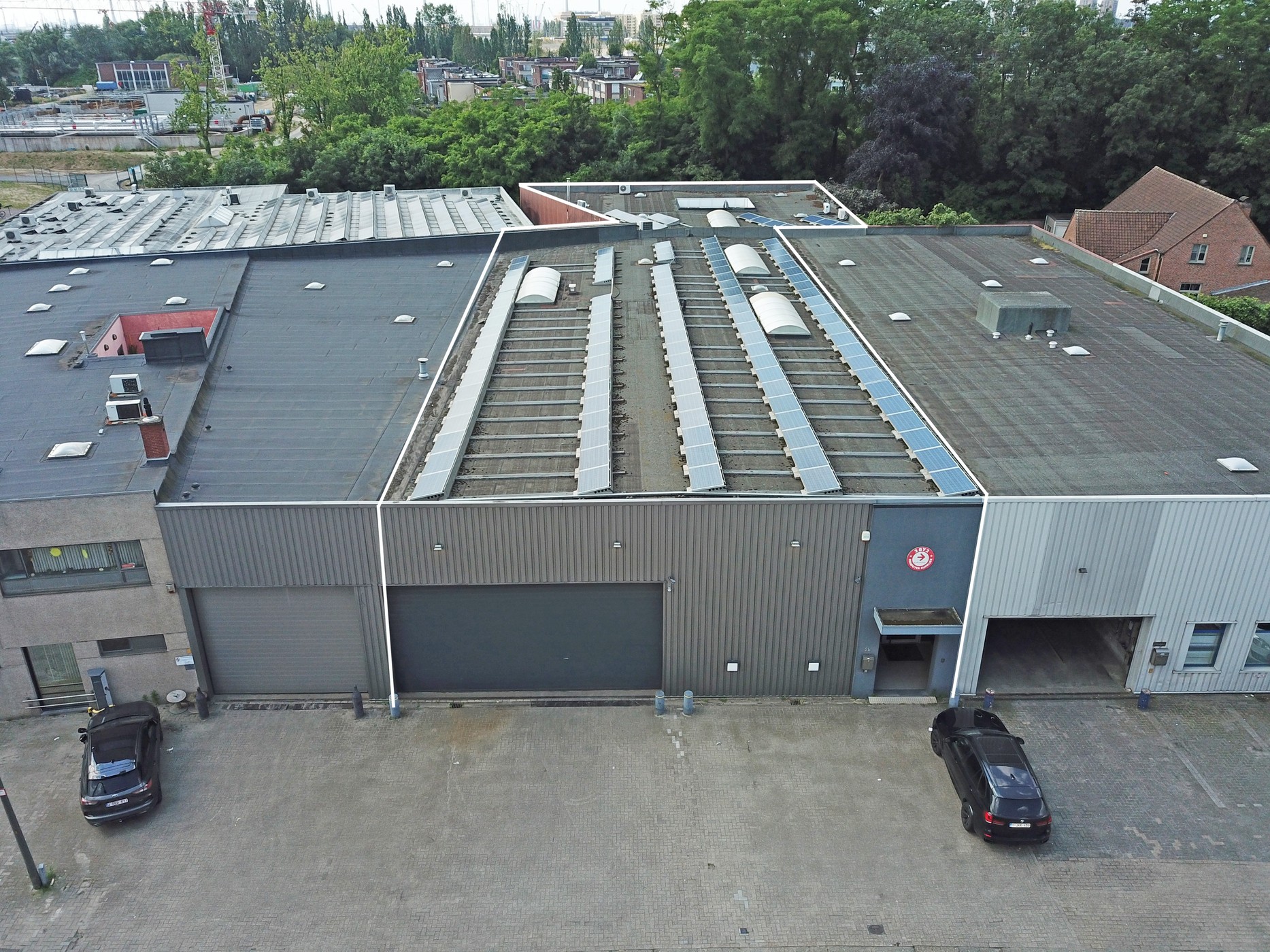 Bedrijfsgebouw met magazijn 1.150m² en kantoor 800m² op toplocatie te Merksem! - foto 2