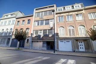 Seulement un contrat de 9 ans.

Appartement moderne avec 2 chambres à proximité du cimetière d'Ixelles. 

Troisième étage : Hall d'entrée (7m²) avec toilette séparée (2m²) et buanderie (2m²) avec toilette supplémentaire, séjour (35m²) avec cuisine ouverte (réfrigérateur, congélateur, lave-vaisselle, four, plaque de cuisson, hotte), chambre 1 (14m² ) avec placards intégrés, salle de bains (4m²) (douche dans la baignoire, 2 lavabos intégrés), chambre 2 (11m²). 

Autres informations : Double vitrage, chauffage au gaz, cave (2m²),…
 
Forfait de 100 euros pour les charges communes. 

Idéalement situé dans un quartier agréable à deux pas du cimetière d'Ixelles, de la VUB, de l'ULB, des commerces et supermarchés.
