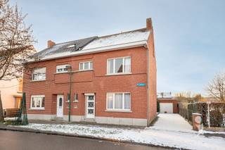 <p><span>Te renoveren halfopen bebouwing gelegen in Wijgmaal</span></p><p><span> </span></p><p><span>Deze woning is gelegen op een uitstekende locatie te Wijgmaal met alle faciliteiten zoals openbaar vervoer, scholen, supermarkten... in de buurt wat resulteert in een uitstekende Mobiscore van 8,1/10!</span></p><p><span>De woning is gebouwd in 1954 maar werd uitstekend onderhouden doorheen de jaren.</span></p><p><span>De gelijkvloerse verdieping biedt een ruime inkom die toegang verleent tot de leefruimte, vaste trap naar eerste verdieping en de keuken. Achteraan de woning is er nog een apart toilet en grote wasplaats.</span></p><p><span> </span></p><p><span>De eerste verdieping biedt 3 ruime slaapkamers waar ook rolluiken aanwezig zijn. De badkamer is voorzien van een enkel wastafel en ligbad. Via een zolderluik kunnen we de grote zolderruimte bereiken. Deze ruimte biedt de mogelijkheid om nog twee grote slaapkamers bij te maken of een combinatie van slaapkamer en badkamer.</span></p><p><span> </span></p><p><span>Een grote troef aan deze woning is het grote perceel van maar liefst 7a 88ca met een westelijke georiënteerde tuin waardoor u kan genieten van de avondzon. Er is ook een aparte, vrijstaande garage aanwezig die gemakkelijk bereikbaar is via de oprit.</span></p><p><span> </span></p><p><span>Gelet op het huidig energielabel F is de woning onderhavig aan de renovatieplicht.</span></p><p><span> </span></p><p><span>Bent u op zoek naar een ruime, te verbouwen woning nabij Leuven? Vraag dan snel je bezoek aan via 016 15 31 15 of info@immolivit.be</span></p><p><span> </span></p>