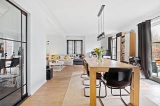 Gelegen in de zeer gegeerde "Bloemenwijk" bevindt zich deze in 2021-2022 binnenin gerenoveerde woning met erg leuke look and feel met gedeeltelijk nieuw raamwerk, nieuwe elektriciteit, keuken, bezetting, inrichting badkamer enz. De woning geniet 4 slaapkamers (waarvan 1 doorloopkamer en een bijzonder praktische indeling op een mooi omheind perceel met ideale zonnige oriëntatie. Ideale gezinswoning op een rustige en kindvriendelijke locatie nabij alle faciliteiten. <br /><br />INDELING: Inkomhal met vestiairegedeelte en gastentoilet - Vervolgens zeer ruime leefruimte in L-vorm op parket en voorzien van erg veel lichtinval - Recente open keuken voorzien van alle nodige toestellen - Achterliggend bevindt zich de garage met alle voorzieningen en technieken - V1: omvat 4 mooie slaapkamers (waarvan 1 doorloopkamer) - Badkamer welke geheel werd ingericht - Verder is er voldoende bergruimte over de gehele woning en een handige zolderruimte (vloer geïsoleerd) voorzien. TUIN: werd geheel omheind, zeer onderhoudsvriendelijk aangelegd en geniet de gehele namiddag van de zon. Verder werd de tuin voorzien van een ruim bijgebouw van ca. 40m² en is er een oprit voor meerdere wagens.<br /><br />BIJZONDERHEDEN: Recente renovatie binnenin - Toplocatie te Bloemenwijk - Vele mogelijkheden - Elektriciteit conform - Cv gas - EPC 300kwh/m² UC: 3166680 - Pscore B &amp; Gscore A - Oppervlaktematen zijn indicatief volgens epc. Wg, Vg, Gmo, Gvkr, Vv. Biedingen onder, op en eventueel boven de prijs worden in overweging genomen. Beschikbaar 1 maand na akte.