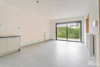 Dit modern en energiezuinig appartement biedt alle comfort voor aangenaam wonen. De lichtrijke leefruimte met open keuken geeft uit op een gezellig privéterras – perfect om in alle rust buiten te genieten.
De slaapkamer is ruim en licht, en de grote badkamer is uitgerust met een comfortabele douche. In de inkomhal bevindt zich een praktische berging, ideaal voor extra opslag of als wasruimte.
Een slimme keuze voor wie comfortabel én duurzaam wil wonen.