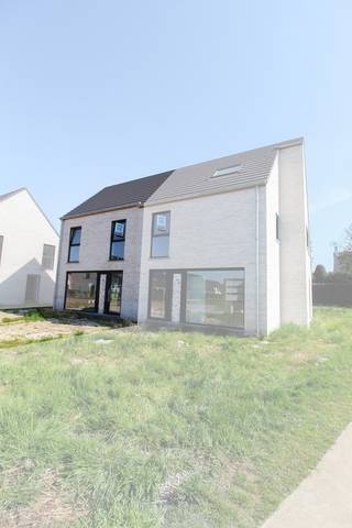 Instapklare hedendaagse en energiezuinige halfopen bebouwingen in een rustige, kindvriendelijke wijk in Meulebeke. <br />Geniet van een centrale ligging op een steenworp van het centrum en vlotte verbindingen naar onder andere Tielt, Ingelmunster en Dentergem. Deze woningen combineren modern wooncomfort met een zuidgerichte tuin, ideaal voor gezinnen die op zoek zijn naar ruimte, licht en rust.<br /><br /><strong>Indeling van de woning:</strong><br />Gelijkvloers: inkomhal met gastentoilet, lichtrijke leefruimte met open keuken, bergruimte<br />Eerste verdiep: nachthal met apart toilet, 3 volwaardige slaapkamers, badkamer met ligbad, inloopdouche en dubbele wastafel.<br />Zolder: toegankelijk via uitklapbare trap, ideaal als extra bergruimte.<br /><br /><strong>Extra troeven:</strong>
<ul>
<li>Beschikbaar bij akte!</li>
<li>Rustige en kindvriendelijke ligging;</li>
<li>Vloerverwarming op het gelijkvloers;</li>
<li>Zuidgerichte tuin;</li>
<li>Losstaande prefab garagebox inbegrepen in de prijs;</li>
</ul>
<br />Interesse in deze comfortabele nieuwbouwwoningen in Meulebeke? Neem gerust contact met ons op voor meer info!<br />