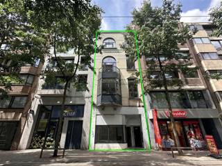 <p><span>Instapklaar &amp; volledig vernieuwd op toplocatie in de Nationalestraat</span></p><p><span>Op zoek naar een stijlvol en volledig instapklaar appartement in het hart van de stad? Dit prachtig gerenoveerde appartement in de geliefde Nationalestraat combineert comfort, rust en een absolute topligging.</span></p><p><span>Het appartement is gelegen op de 3de verdieping (zonder lift) en werd recent volledig vernieuwd en tot in de puntjes afgewerkt met oog voor detail en kwalitatieve materialen. Je geniet hier van een hedendaagse en verzorgde woonomgeving waar je zonder zorgen meteen kan intrekken.</span></p><p><span>De Nationalestraat staat bekend om haar charmante sfeer, trendy winkels, gezellige koffiebars, restaurants en de nabijheid van het historische stadscentrum.</span></p><p><span>Het appartement heeft hoge plafonds, wat zorgt voor meer ruimtelijk gevoel.</span></p><p><span>Er zijn 2 slaapkamers voorzien, woonkamer met volledig ingerichte open leefkeuken en een badkamer. </span></p><p><span>Extra troef is de praktische kelderberging, ideaal voor extra opslagruimte.</span></p><p><span>Kortom: een perfect afgewerkt appartement op een centrale ligging, ideaal voor eigen bewoning of als investering.</span></p>