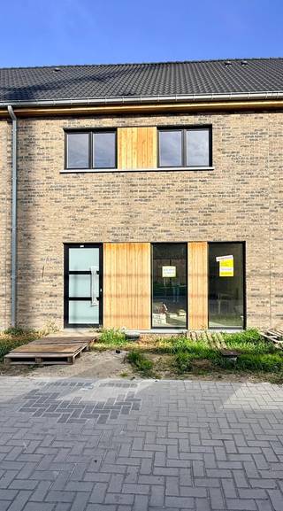 <p>Nog 7 energiezuinige woningen.<br /><br />Prijzen vanaf 317.000€ (excl. kosten) - 362.000€ (excl. kosten). Grond oppervlakte vanaf 139m2 - 364m2. <br /><br />Nog keuze uit halfopen tot gesloten bebouwing met 2 bouwlagen.<br /><br />Lot 2 - 5 volledig afgewerkt en klaar tegen eind dit jaar.<br /><br />Bijzondere aandacht gaat uit naar een veilige, groene en rustige leefomgeving.<br /><br />Bepaal zelf de finishing touch van jouw droomhuis, met inspraak in de afwerking.<br /><br />Ervaar de mogelijkheden in onze modelwoning, beschikbaar na afspraak.<br /><br />Meer informatie? <br />Info@yess-vastgoed.be - 050 / 33 59 03</p>