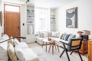 Op een rustige locatie, op slechts een tiental minuten wandelen van het station, bevindt zich deze charmante en smaakvol afgewerkte woning. Met drie slaapkamers, twee badkamers en een warme, hedendaagse inrichting is dit een bijzonder fijne plek om thuis te komen.<br /><br />Op het gelijkvloers vind je de gezellige leefruimte met aansluitend de volledig geïnstalleerde keuken. Lichte tinten en warme houten accenten zorgen voor een aangename sfeer. Verder bevinden zich hier een praktische berging met extra stockageruimte en een eerste badkamer met douche en toilet.<br /><br />De eerste verdieping beschikt over een ruime slaapkamer met ingebouwde kastruimte en een tweede badkamer met douche en dubbele wastafel. Het toilet is afzonderlijk voorzien.<br /><br />Op de bovenste verdieping vind je nog twee gezellige slaapkamers onder het dak. Dankzij de veluxramen genieten beide kamers van veel natuurlijk licht.<br /><br />De woning wordt verhuurd voor een periode van één jaar en is bestemd voor bewoners die er hun domicilie vestigen. Studentenhuur is niet mogelijk.<br /><br />Voor verwarming, elektriciteit, water en internet wordt een maandelijkse provisie van € 150 aangerekend, met een afrekening op basis van de werkelijke kosten.<br /><br />Een charmante, instapklare woning die rustig wonen combineert met de nabijheid van het station en het Leuvense stadscentrum. Contacteer ons voor meer info of een bezoek ter plaatse.