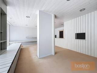 Ben je op zoek naar een pand met tal van mogelijkheden én een toplocatie? Gelegen in het centrum van Zwevegem vind je dit ruime handelspand...