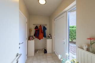 Deze rustig gelegen gezinswoning te Evergem betreft halfopen bebouwing. Gelegen op een uiterst centrale locatie nabij het centrum van Evergem, dichtbij winkels, scholen, faciliteiten en de wekelijkse zaterdag markt op het dorpsplein. Kindvriendelijke buurt, doodlopend straatje. <br /><br />Op het gelijkvloers vindt u een inkomhal met gastentoilet, bureelruimte (met trap), ruime lichtrijke woonkamer , keuken met praktische voorraadberging, aansluitend eetkamer met toegang tot terras en tuin. Vooraan de woning vindt u een inpandige garage. Op de 1° verdieping vindt u de hal, badkamer (met ligbad en douche) en drie ruime slaapkamers. <br /><br />Buiten kan u genieten van de achtertuin, in alle rust en privacy. <br /><br />Vraag nu uw bezoek aan via 0472/98.16.29 of immovercruysse.verkoop@gmail.com