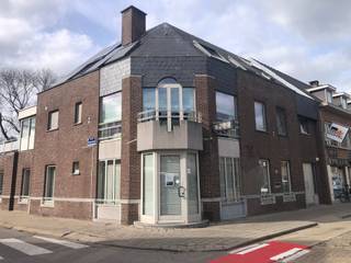 Gelijkvloerse kantoorruimte van 200 m². Zeer gunstig gelegen in centrum Hoogstraten.INDELING :InkomsasOnthaalruimte : 4,80 m x 4,80m : met balie en...