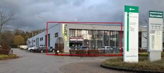 - magazijn/atelier van 252 m²- kantoor- en showroomruimte van 360 m², verdeeld over het gelijkvloers en de eerste verdieping- 10 privatieve...