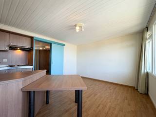 Op een uitstekende ligging in Vosseslag, op slechts ca. 800 meter van het strand, de duinen, het bos en diverse buurtwinkels, vinden we dit aangename 1-slaapkamerappartement in het groene en veelzijdige Park Atlantis. Het appartement beschikt over een lichtrijke woonkamer met open keuken, die rechtstreeks aansluit op het terras. Via het terras is er bovendien een zij-ingang naar de private berging. De indeling omvat verder een ruime slaapkamer en een badkamer met wastafel, douche en toilet. <br />Een absolute troef is de uitzonderlijke omgeving. Het appartement maakt deel uit van een uitgestrekt domein van maar liefst 10 hectare, waar bewoners gratis gebruik kunnen maken van tal van faciliteiten, waaronder tennisbanen, voetbalterreinen, een basketbalplein en verschillende speeltuinen. Er zijn voldoende gratis parkeerplaatsen op het domein. Geen domicilie mogelijk!<br /><br />Voor meer informatie of een bezoek ter plaatse, aarzel niet en bel Gaëlle op het nummer 0479 17 17 17