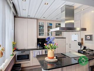 Hedendaags lichtrijk 1-slaapkamerappartement (69m²) gelegen op de 1ste verdieping in de kleinschalige residentie "Sint-Sebastiaan". <br /><br />Het appartement is gelegen nabij het (winkel)centrum van Oostende en op 200m van de Zeedijk en het strand van Oostende. <br /><br />De indeling is als volgt: lift - inkomhal - lichtrijke woon- en eetkamer met open ingerichte keuken - berging/wasruimte - ingerichte badkamer met inloopdouche, wastafel en toilet - ruime slaapkamer (16,3 m²) met ingemaakte kasten. <br /><br />In de kelderverdieping bevindt zich een ruime kelder. In de gemeenschappelijke inkomhal is er een gemeenschappelijke fietsenberging voorzien.<br /><br />Troeven van dit appartement: <br />- centrale ligging <br />- terras aanwezig<br />- gunstig EPC label C<br />- attest goedgekeurde elektriciteit aanwezig