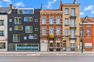 Een interessante opbrengsteigendom bestaande uit 2 te renoveren appartementen (129m² & 81 m²), burelen, binnenkoer en werkplaats op 2 niveaus (300m² + 250m²).<br /><br />APPARTEMENTSGEBOUW (252m²): <br />Gelijkvloers: bureelruimtes (42m²) + doorrit en binnenkoer;<br />Eerste verdieping: appartement 1 (81m²) met woonkamer, badkamer, keuken, eetkamer, slaapkamer en balkon;<br />Tweede en derde verdieping: appartement 2 (129m²) met woonkamer, keuken, eetkamer, badkamer + 3 slaapkamers en toilet.<br /><br />WERKPLAATS (totaal 550m²): open gelijkvloers 300m² + plateau 250 m² op de verdieping.<br /><br />Buitenschrijnwerk PVC dubbel glas - verwarming via gasconvectoren<br />Individuele gas- en elektriciteitsmeters + twee watermeters met tussentellers voor beide appartementen<br />EPC: 423 KwH/m² + 484 Kwh/m² - UC: 44938-01-4 + 744937-01-6<br />Perceeloppervlakte: 4a 61ca<br /><br />Alle documenten zijn beschikbaar op aanvraag.