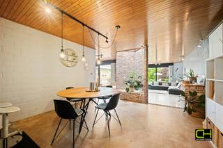Deze ruime woning met bijzondere architecturale uitstraling bevindt zich in een rustige doodlopende straat nabij het centrum van Waarschoot. Op het einde van de straat bevindt zich het Merelpark, wat zorgt voor een aangename en groene woonomgeving. Winkels, scholen, openbaar vervoer en belangrijke invalswegen bevinden zich bovendien in de nabije omgeving.<br /> <br />De woning beschikt over een bewoonbare oppervlakte van 231 m² en is gelegen op een perceel van 382 m². Dankzij de grote raampartijen, de open leefruimtes en de hoge plafonds geniet de woning van bijzonder veel natuurlijke lichtinval en een aangenaam ruimtegevoel.<br /> <br />De indeling van de woning ziet er op het gelijkvloers als volgt uit: een ruime inkomhal voorzien van praktische kastruimte, een bezoekerstoilet, een lichtrijke leefruimte met houtkachel en zicht op de aangelegde tuin, een ruime eetplaats, ingerichte keuken en een functionele garage met extra bergruimte.<br /> <br />Op de eerste verdieping bevinden zich drie volwaardige slaapkamers, een afzonderlijk toilet en een vernieuwde badkamer voorzien van inloopdouche en dubbele wastafel. Zowel aan de badkamer als aan één van de slaapkamers bevindt zich een balkon, wat zorgt voor extra lichtinval en een aangenaam contact met de buitenomgeving. Daarnaast beschikt de woning nog over een praktische zolderruimte<br /> <br />Aanpalend aan de leefruimte en keuken bevindt zich een ruim overdekt terras met aangelegde en afgesloten tuin waar het in alle rust aangenaam vertoeven is.<br /> <br />Daarnaast werd het dak recent vernieuwd, wat een belangrijke meerwaarde biedt naar comfort en toekomstgericht onderhoud.<br /> <br />Bezoekdag: vrijdag 5 juni van 16u00 tot 18u00, mits het maken van een afspraak via 09 395 05 40 of verkoop@concept-home.be.<br /><br />Wenst u zeker te zijn van een beschikbare plaats? Maak snel uw afspraak online via www.concept-home.be