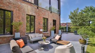 Nous sommes fiers de vous présenter cet appartement luxueusement rénové au rez-de-chaussée avec un beau jardin !Il fait partie d'une imposante villa...