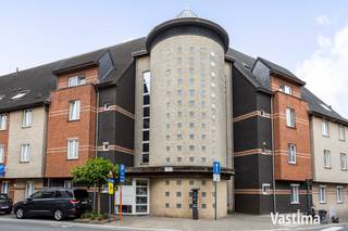 Bent u op zoek naar een instapklaar en verzorgd appartement op een centrale ligging in Aalst? Dan is dit appartement zeker een bezoek waard.<br /><br />EPC 91 kWh/m²jaar (Label A) / CV op aardgas / Dubbele beglazing / Elektriciteit conform / Lift aanwezig / Instapklaar en uitstekend onderhouden.<br /><br />Gelegen op de tweede verdieping van een verzorgd gebouw met lift, geniet u hier van alle comfort. Dankzij de gunstige ligging bevinden het bruisende stadscentrum, winkels, openbaar vervoer en het OLV Ziekenhuis zich op wandelafstand.<br /><br />Bij het binnenkomen wordt u verwelkomd in een lichtrijke leefruimte die naadloos overgaat in de moderne open keuken met aansluitende berging. De open indeling zorgt voor een ruimtelijk gevoel en maakt het appartement ideaal om gezellig te wonen en gasten te ontvangen.<br /><br />Verder beschikt het appartement over twee volwaardige slaapkamers, een verzorgde badkamer en een apart toilet. Ook een gemeenschappelijke fietsenberging is aanwezig.<br /><br />Het appartement verkeert in een uitstekende staat, waardoor u zonder zorgen meteen kunt verhuizen.<br /><br />Mogelijkheid tot aankoop van een afgesloten garagebox aan € 30.000.<br /><br />Op zoek naar een comfortabel, instapklaar appartement met lift op een uitstekende locatie? Maak dan snel een afspraak voor een bezoek.