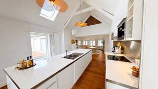 Exclusief en ruim wonen in het historische centrum van Brugge.STARTPRIJS: Elk bod boven deze startprijs, wordt voorgelegd aan de eigenaars, die al dan niet kunnen in gaan op dit aanbod.In het hart van de Brugse gouden driehoek bevindt zich dit recent gerenoveerde duplexappartement van maar liefst 143 m², waar karakter, comfort en verfijnde afwerking harmonieus samenkomen.De sfeervolle leefruimte op de tweede verdieping charmeert met warme houten vloeren, een gezellige zithoek met haard en een stijlvolle eiken trap. Aansluitend bevindt zich de royale open keuken met kookeiland, ontbijthoek en coffee corner, waar u tijdens het ontbijt geniet van een prachtig zicht op de kathedraal.Een charmante mezzanine biedt extra mogelijkheden als logeerplek of bergruimte.Op de bovenverdieping bevindt zich de master bedroom met maatkasten en authentieke balken, aangevuld met een ruime badkamer met ligbad, inloopdouche en dubbele wastafel.Ook aan praktisch comfort is gedacht, met een ingebouwde vestiaire en een volledig ingerichte wasplaats met toilet en extra opbergruimte.Bovendien bevinden de gezellige terrassen, winkels, restaurants en groene parken zich op wandelafstand. Parkeren kan in de straat of via een bewonersabonnement in parking Zilverpand.Een unieke opportuniteit als stijlvolle thuis, exclusief pied-à-terre of interessante investering op een toplocatie in Brugge.📞 Contacteer Lorenzo voor een bezoek: 0492 08 08 08 – lorenzo@correctvastgoed.be👉 Online schattingstool: https://www.correctvastgoed.be/schatting
