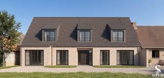 Ontdek deze uiterst rustig gelegen, verder af te werken woning op een perceel van 850 m² in het charmante Bellem. Deze eigendom biedt een unieke kans voor wie op zoek is naar een bouwproject of wie graag zijn droomwoning volledig naar eigen smaak wil afwerken.<br /><br />De bouwvergunning en goedgekeurde plannen voor een volwaardige woning met drie slaapkamers zijn reeds aanwezig, waardoor u meteen aan de slag kunt. De bestaande structuur vormt een ideale basis om uw woonideeën te realiseren.<br /><br />Dankzij de rustige ligging geniet u hier van alle privacy en ontspanning, met toch een vlotte verbinding naar zowel Aalter, Gent als Deinze. Scholen, winkels en openbaar vervoer bevinden zich op korte afstand, wat deze locatie extra interessant maakt voor gezinnen of investeerders.<br /><br />Bent u op zoek naar een bouwgrond met vergunning of een woning verder af te werken naar eigen wens in een groene omgeving?<br />Contacteer dan Laurens voor meer informatie of een bezoek via laurens@solvas.be<br /> of 0498 04 56 21.
