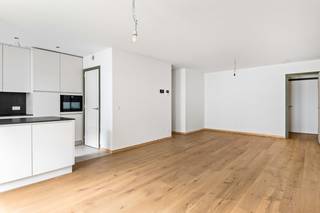 Dit lichtrijke appartement bevindt zich op de eerste verdieping van het nieuwbouw project te Wommelgem, op het gegeerde domein Ullens. U geniet hier van een centrale ligging met winkels, supermarkten, openbaar vervoer en andere voorzieningen op wandelafstand.<br /><br />Het appartement maakt deel uit van een uniek woonproject waarbij natuur en wonen hand in hand gaan. <br /><br />U bereikt het appartement via de inkomhal die u toegang biedt tot de leefruimte met keuken en eetruimte. De keuken is volledig uitgerust met een koelkast, inductiekookplaat, vaatwasser en combi-oven. Aansluitend vindt u een praktische berging met aansluitingen voor de wasmachine en droogkast.<br /><br />Het riante terras bereikt u via de leefruimte en biedt u zicht op het mooie domein van dit project.<br /><br />Via een aparte nachthal bereikt u de drie slaapkamers (12m², 8.5m² en 13m²), uitgerust met kasten. Verder is er nog de moderne badkamer met inloopdouche, hangtoilet en lavabo in opbergmeubel.<br /><br />Als extra troef beschikt dit appartement over een garagebox, die u in de ondergrondse parkeergarage terugvindt en die verplicht bij aan te kopen is voor €32.000<br /><br />Troeven:<br />+ Ondergrondse box te koop aan €32.000<br />+ Gezellige residentie in het groen<br />+ Zonnepanelen (in totaal 1335 wp)<br />+ Enorm energiezuinig - label A <br />+ Vloerverwarming én -verkoeling<br />+ Grote afgesloten fietsenstalling aanwezig <br /><br />Interesse in dit nieuwbouw appartement? Contacteer ons via 03 337 50 70 of info@vbvastgoed.be voor een afspraak ter plaatse of meer info.