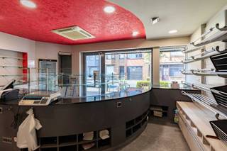 Een opbrengsteigendom met 3 grote wooneenheden, een winkel en een grote, volledig uitgeruste bakkerij op de Konterdam in Stene (Oostende)!Deze...