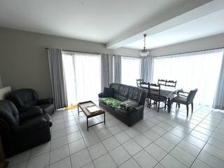 Ruim gelijkvloers appartement, omvattende inkomhal, bureelruimte, leefruimte, keuken (dampkap, kookplaat, oven en frigo met vriesvak), apart...