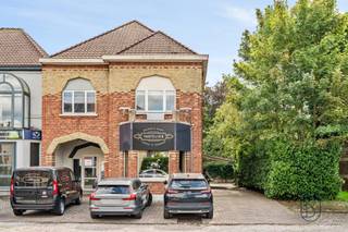 <p>Topgelegen investeringspand bestaande uit een verhuurd handelspand en een appartement, gelegen op een ruim perceel van +/- 1.200 m² met uitbreidingsmogelijkheden. Ideaal voor investeerders dankzij goede zichtbaarheid en topligging. Indeling handelspand: zithoek, bar, keuken en opslagruimte. Indeling appartement: aparte ingang, een keuken, badkamer, leefruimte, slaapkamer en zolder. Bezoek na afspraak met IMMO BEGUIN of mail naar info@immobeguin.be</p>
