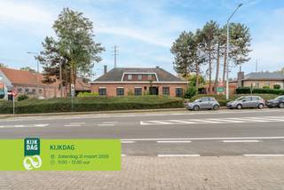 Vous voulez combiner vie et travail au même endroit ? Alors c'est ce que vous cherchez !<br /><br />Cette maison est située dans un endroit très accessible et visible, juste à côté d'une sortie de la route N60. L'emplacement parfait pour votre entreprise. De plus, la maison offre une surface utilisable de 241 m² avec un bâtiment supplémentaire de 35 m² qui sert actuellement de garage. L'installation de chauffage au gaz a récemment été renouvelée, ce qui se traduit par un bon score EPC sans obligation de rénovation.<br /><br />Disposition :<br />-RDC : Par le spacieux hall d'entrée avec toilettes, vous accédez à droite au salon lumineux avec cuisine attenante. Il y a également 3 chambres, dont une très grande qui peut être facilement divisée car il y a deux portes d'accès. Il y a aussi une salle de bains et un espace de stockage très spacieux.<br />-1er étage : Le palier donne accès à 3 chambres et 2 greniers. Si nécessaire, ces deux derniers peuvent être transformés en deux chambres supplémentaires.<br /><br />Cette propriété unique dans un emplacement exceptionnel vous intéresse ? Venez la découvrir par vous-même rapidement.