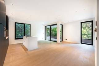 Sommige appartementen hebben dat fijne evenwicht tussen rust, licht en comfort. In Villa Le Prince komt dat mooi samen. Je woont er omringd door groen, terwijl Ekeren en Brasschaat vlakbij liggen.<br /><br />Het appartement bevindt zich op de eerste verdieping van een recent gebouw en valt meteen op door zijn lichtrijke leefruimte. De parketvloer zorgt voor warmte, de grote raampartijen halen het groen naar binnen en de open keuken vormt een mooi geheel met de leefruimte. Ze is volledig uitgerust met een grote kastenwand, geïntegreerde toestellen en een royaal kookeiland.<br /><br />Vanuit de leefruimte stap je zo het overdekte terras op. Beschut, omgeven door groen en een fijne plek om een groot deel van het jaar buiten te zitten.<br /><br />Dat hedendaagse wooncomfort merk je ook aan de energieprestaties. Met een uitzonderlijk laag E-peil van E8 woon je hier bijzonder energiezuinig. Bovendien geniet het appartement hierdoor van 2026 tot 2031 van 100% vrijstelling van de onroerende voorheffing. Een voordeel dat je niet alleen voelt in je wooncomfort, maar ook in je portemonnee.<br /><br />Verder zijn er twee ruime slaapkamers met maatkasten, een badkamer met inloopdouche en dubbel lavabomeubel, een apart toilet en een praktische berging met plaats voor wasmachine en droogkast.<br /><br />Ook praktisch zit het goed. Bij het appartement horen een privatieve kelderberging en een eigen autostaanplaats. Fietsen kunnen terecht in de gemeenschappelijke fietsenstalling en als bewoner geniet je bovendien van de ruime gemeenschappelijke tuin.<br /><br />Een appartement waar groen, licht en energiezuinig wonen vanzelf samenkomen, met alles wat je nodig hebt vlakbij.