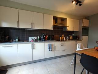 Bij het betreden van het appartement kom je in de inkomhal, die toegang geeft tot de gezellige woonkamer. Aansluitend bevindt zich de...