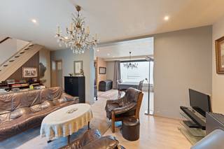 <p>GEEN RENOVATIEPLICHT<br />Zeer ruime, charmante dorpswoning in een rustig polderdorpje bij Diksmuide. Geschikt voor : groot gezin, praktijk, kangoeroewoning, zelfstandige, handelsactiviteit<br />Totale oppervlakte 521 m2</p><p>Droge kelder 8 m2</p><p>Gelijkvloers :<br />Grote leefruimte/leefkeuken 95m2<br />Badkamer/toilet 5 m2<br />Ruime garage 32m2<br />Atelier met aansluitingen 32 m2<br />Stallingen 45 m2<br />Grote, zonnige tuin 300m2<br />Regenwaterput 10.000 ltr</p><p>Verdieping :<br />Master bedroom met inloopdressing 32m2 - mogelijk 2 slaapkamers<br />Logeerkamer 11m2<br />Douchekamer/toilet 5m2<br />Hobbyruimte 32m2 - mogelijk 2(3( extra slaapkamers</p><p>Zolder 43m2</p><p>In 2018 grotendeels vernieuwd - electriciteit conform (led verlichting inbouwspots) - hoofdgebouw grondig geisoleerd - gas/water/fiber aansluiting</p>