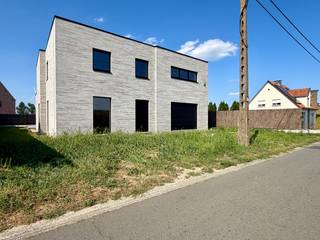 Ontdek deze schilderklare nieuwbouwwoning in Zulte met een bewoonbare oppervlakte van maar liefst 326 m². Ruimte, comfort en energie-efficiëntie komen naadloos samen. U wordt verwelkomd in een ruime inkomhal met gastentoilet en plaats voor een inbouwkast. Aansluitend strekt de royale leefruimte zich uit met een open keuken en een mooi zicht op de tuin; hier kan bovendien eenvoudig een bureau of aparte thuiswerkplek voorzien worden. Tussen de keuken en de inpandige garage zit een bijzonder praktische berging met rechtstreekse deur naar buiten, ideaal voor boodschappen. De garage beschikt tevens over een douchevoorziening, handig na het sporten of een duik in het zwembad.<br />Op de eerste verdieping wachten vijf volwaardige slaapkamers, een badkamer met aansluitende dressingruimte en een aparte technische ruimte.<br />Buiten geniet u van een zwembad met warmtepomp en een ruim poolhouse dat de koper nog volledig naar eigen wensen kan inrichten.<br />Deze woning is volledig voorzien van alle hedendaagse comfort: een warmtepomp met diepteboring, ventilatiesysteem D en zonnepanelen zorgen voor een duurzaam en efficiënt energieverbruik. De afwerking met parket brengt warmte en elegantie in het interieur, terwijl het alarmsysteem extra gemoedsrust biedt.<br />Schilderklaar en klaar om naar eigen smaak te personaliseren, plan gerust een bezoek in.
