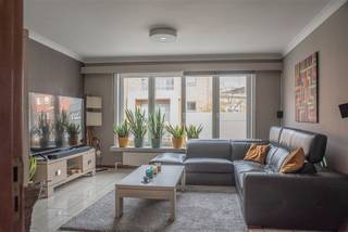 <p><span>Ideaal gelegen appartement in het centrum van Boom. Winkels en openbaar vervoer in de nabijheid. Op het gelijkvloers is een grote garage/berging van ongeveer 50m² met voorziening voor wasmachine. Via de trap betreed je het appartement in de centrale inkomhal. Aan de voorzijde is de woonplaats (23m²) en een keuken die volledig is ingericht met alle hedendaagse toestellen waarvan er enkele recent vernieuwd zijn. Aan de achterzijde zijn er 2 slaapkamers (12m²; 9m²) op laminaat. Deze ramen hebben een rolluik. Centraal is de badkamer met douche, lavabo en toilet. Verder is er nog een kleine berging. Bovenop het dak is een dakterras dat moet verder afgewerkt worden en bereikbaar met een vaste trap. </span></p><p><span>Ben je op zoek naar een instapklaar appartement met een grote garage? </span></p><p><span> </span></p><p><span> EPC: 429 kWh/m² maar het plafond van de garage en de berging wordt nog door de eigenaar geïsoleerd. Dan is er geen renovatie meer verplicht.</span></p><p><span> </span></p><p><span>Stedenbouwkundige inlichtingen in aanvraag.</span></p><p><span> </span></p><p><span>Voor meer inlichtingen, een bezoek of een vrijblijvende waardebepaling van uw eigendom info@vastgoedclement.be.</span></p><p><span> </span></p><p><span> </span></p><p><span> </span></p>