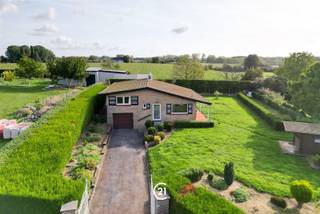 Welkom in deze charmante woning te Smeerebbe Vloerzegem, in het landelijke Vlaanderen. Dit huis biedt je alles wat je nodig hebt voor een aangename en comfortabele levensstijl. Met een leefoppervlak van 116 vierkante meter beschikt deze woning over twee ruime slaapkamers en een praktische badkamer. De architectuur met zijn karakteristieke bakstenen gevel en grote ramen zorgt voor een heldere en lichte leefomgeving die zich aanpast aan al je behoeften. Het hart van het huis wordt gevormd door een schitterend open woongedeelte met dakbalken in hout. Deze ruimte straalt warmte en elegantie uit dankzij het vakmanschap van houten details en optimale lichtinval. De aangesloten keuken is perfect uitgerust om je culinaire creaties tot leven te brengen. Je beschikt over een praktische garage aan de voorkant van de woning en een oprit voor min 2 à 3 wagens. Het eigendom situeert zich op een groot perceel van 1060 vierkante meter, wat je volop ruimte geeft voor buiten activiteiten. De omgeving is omgeven door veel groen en dicht begroeide heggen die privacy garanderen. De achtertuin met grasveld nodigt uit tot ontspanning en recreatie in een vredige setting. De ligging in Smeerebbe Vloerzegem biedt je het beste van beide werelden: de rust van het platteland met de kerk en dorpssfeer in het zicht, terwijl je toch goed bereikbaar bent. Dit huis is een perfecte keuze voor wie op zoek is naar comfort, ruimte en een fijne woonkwaliteit in een serene omgeving. CV aardgas, dubbele beglazing PVC, EPC F 805 met renovatieverplichting . Te bezoeken