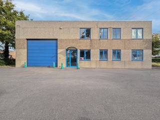 Aan Diebeke 3A in Geraardsbergen staat een veelzijdig bedrijfsgebouw op een terrein van 2.122 m². Het pand omvat een kantoorruimte van 244 m²,...