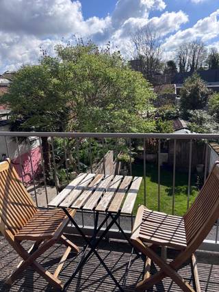 Instapklaar energiezuinig appartement met terras (7m²) in hartje Borgerhout.<br /><br />Op zoek naar een lichtrijk en modern appartement op een toplocatie in Borgerhout? Dit recent gebouwde appartement van 67 m² combineert comfortabel wonen met een uitstekende bereikbaarheid en een levendige buurt.<br /><br />Het appartement beschikt over een ruime slaapkamer, een aangenaam terras met groen uitzicht en een praktische indeling. Dankzij het EPC A-label geniet u van een energiezuinige woning met lage verbruikskosten. Bovendien zijn er geen gemeenschappelijke kosten en bestaat het gebouw uitsluitend uit mede-eigenaars.<br />De aparte berging biedt plaats voor wasmachine en droogkast, en de volledig uitgeruste keuken beschikt onder andere over een vaatwasser.<br /><br />Gelegen op wandelafstand van de gezellige horeca rond de Dageraadplaats en het Moorkensplein, met winkels, openbaar vervoer en alle voorzieningen binnen handbereik. Ook natuurliefhebbers zitten hier goed met het Rivierenhof, Boelaerpark en het toekomstige Spoorpark (opening voorzien in 2027) vlakbij.<br /><br />Extra troeven:<br />EPC A<br />Recent gebouw<br />Terras met groen uitzicht en zon tot in de namiddag<br />Geen gemeenschappelijke kosten<br />Mobiscore 9,5<br />Parkingmogelijkheden in de buurt, inclusief elektrische laadpunten<br />Vlotte verbinding naar de in- en uitvalswegen van Antwerpen<br />Rustige residentiële ligging nabij bruisende hotspots<br />Ideaal als eigen woonst of investering.<br /><br />We ontvangen je graag op onze kijkdag zaterdag 13 juni.<br />Contacteer ons voor een tijdslot: wilrijkstraat27@gmail.com<br />Of maak een andere persoonlijke afspraak.<br />Makelaars gelieve zich te onthouden.<br />