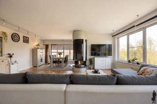 In een rustige, groene woonomgeving in Melsele, op wandelafstand van het centrum met winkels en horeca, bevindt zich dit indrukwekkende penthouse...