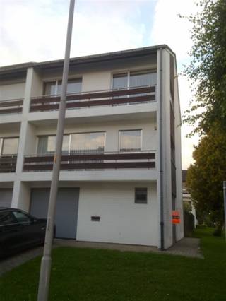 Mooi gelegen woning in doodlopende straat. Inkom, toilet, wasplaats, dubbel garage met automatische poort, living met half open keuken, 3...