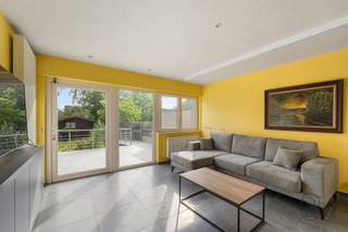 <p>Ruime instapklare gezinswoning met 4 slaapkamers, garage en zonnige tuin in het rustige Heule<br /><br />Op zoek naar een verrassend ruime woning waar comfort, licht en een rustige ligging samenkomen? Dan zal deze instapklare gezinswoning u meteen weten te charmeren. Dankzij de recente aanbouw en de doordachte indeling geniet u hier van een hedendaagse woonbeleving met alle ruimte voor het hele gezin.<br /><br />Indeling:<br />U komt binnen via de inkomhal met gastentoilet. Op het gelijkvloers bevindt zich bovendien een bijzonder ruime garage met tal van mogelijkheden voor stockage, fietsen of hobbyruimte. De eerste verdieping vormt het hart van de woning. Hier werd een volledig vernieuwde aanbouw gerealiseerd met een open keuken en lichtrijke leefruimte die uitkijkt op de prachtig zuidgerichte tuin met terras. Verder bevindt zich op deze verdieping ook een badkamer met moderne inloopdouche. Op de bovenverdieping vindt u maar liefst 4 slaapkamers en een tweede badkamer.<br /><br />De woning werd bovendien aangepast met het oog op minder mobiele personen. Deze voorzieningen kunnen indien gewenst eenvoudig verwijderd of aangepast worden, maar vormen voor wie hier nood aan heeft een bijzonder praktische en waardevolle meerwaarde.<br /><br />Troeven: instapklare woning, zuidgerichte tuin, gunstig EPC, asbestvrij, conforme elektrische keuring<br /><br />Een woning waar ruimte, comfort en gezelligheid perfect samenkomen, ideaal voor wie zorgeloos wil wonen op een rustige, maar centrale ligging in Kortrijk.<br /><br />Interesse?<br />feline@immobeguin.be</p>