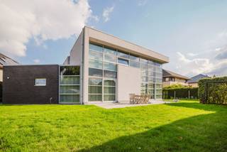 SITUATIONCette villa architecturale est située à Merelbeke, dans une impasse particulièrement calme et adaptée aux enfants. Cet emplacement combine...