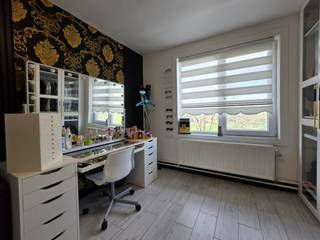 We komen deze volledig gerenoveerde bel-étagewoning binnen via de uitnodigende hall. Op de eerste verdieping vinden we de lichtrijke, ruime leef- en zitkamer, een tot in de puntjes ingerichte keuken en een aanpalende zonnekamer met zicht op de tuin. <br /><br />De master bedroom is de eyecather van de tweede verdieping, waar we ook nog een prachtige dressing aantreffen, een slaapkamer, 2 opbergruimtes en een luxebadkamer met douche en toilet. De zeer ruime zolderverdieping, bereikbaar via een vaste trap, biedt een zee van ruimte en is op vandaag ingericht als slaapkamer voor 3 kinderen. <br /><br />Op de gelijkvloerse verdieping vinden we nóg een luxueuze badkamer met lavabo, douche en toilet. Onder de trap is er handige opbergruimte voorzien. Daarnaast is er nog een zeer ruime inpandige garage (met elektrische poort) die dienst kan doen als was- en opbergruimte maar die ook keukenvoorzieningen heeft. Er is een rechtstreekse toegang tot de ruime tuin. <br /><br />+ EPC A (20 zonnepanelen in de prijs inbegrepen)<br />+ vlotte bereikbaarheid<br />+ volledig instapklaar