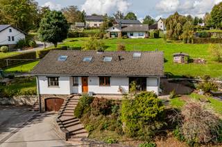 We Invest Malmedy presenteert u deze vrijstaande woning uit 1976, gelegen in het dorp Xhoffraix. De woning biedt ruime kamers, een open omgeving zonder directe buren en een aangename, zorgvuldig onderhouden tuin, ideaal voor een gezinsleven.<br /><br />De begane grond bestaat uit een inkomhal, een woonkamer die uitkomt op de eetkamer, een ingerichte keuken, een wasruimte met toegang naar buiten, een badkamer met douche en drie slaapkamers, waarvan er één als kantoor kan dienen. Op de eerste verdieping leidt een overloop naar drie extra grote slaapkamers en een zolderruimte die als opslagruimte kan worden gebruikt. De kelder omvat kelders, een stookruimte en een garage met elektrische deur.<br />Buiten kunt u genieten van een tuin die voornamelijk op het westen is gericht, twee vijvers en een tuinhuisje.<br /><br />Technische gegevens: centrale verwarming op stookolie met een in 2009 geïnstalleerde, goed functionerende ketel, verwarming via radiatoren, houten kozijnen met dubbele beglazing, elektrische installatie conform de voorschriften, stookolietank van 3000 liter, geïsoleerd dak, warmwatervoorziening via een warmtepompsysteem, driefasige stroom in de garage, PED D (nr. 20261009041723 – Totaalverbruik: 49.219 kWh/jaar – Specifiek verbruik: 261 kWh/m²/jaar).<br /><br />Een ruim huis, een groene omgeving en talrijke mogelijkheden: een prachtige kans om een woonruimte naar uw eigen smaak te creëren! Neem voor meer informatie of een bezichtiging contact met ons op via malmedy@weinvest.be